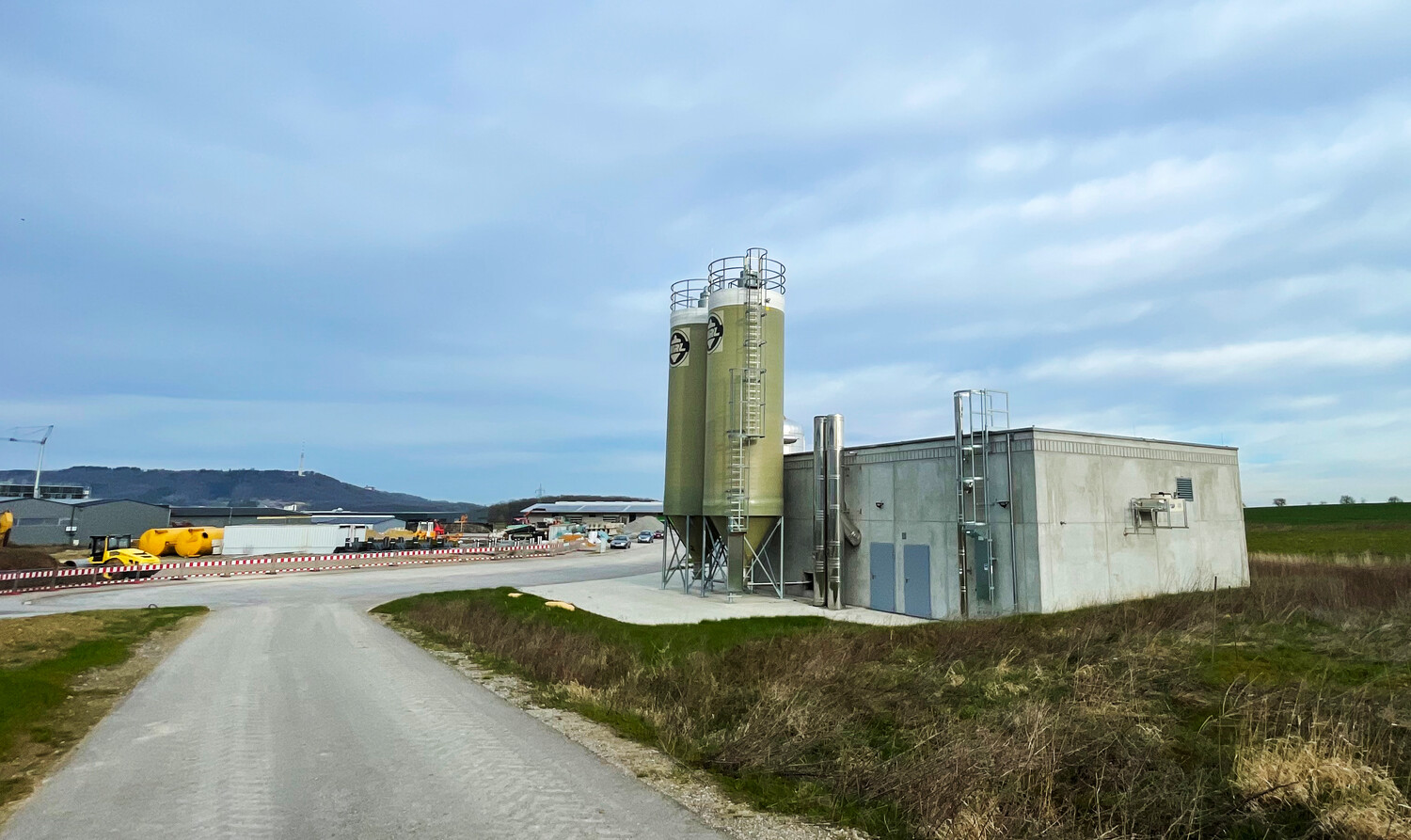 Kraftwerksgebäude in Übrigshausen in der Außenansicht