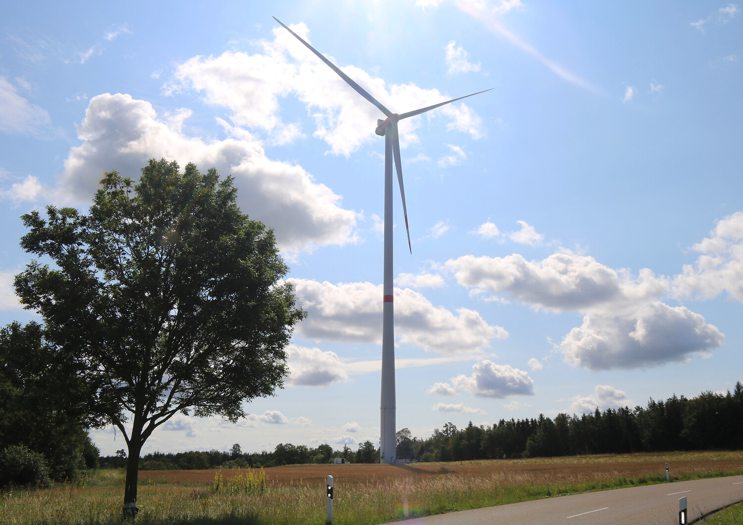 Windrad auf freiem Feld